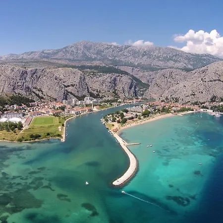 With A Parking Space - 21050 * Omis