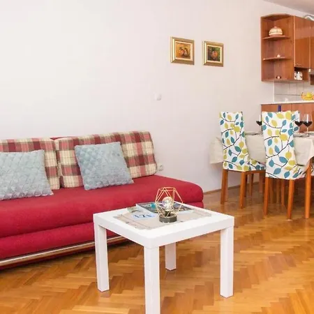 Апартаменти With Parking Space - 21050 *